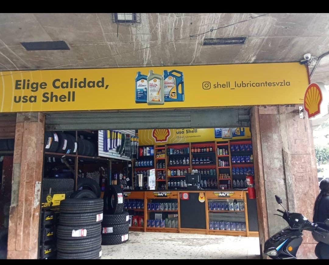 Cauchos apilados en la tienda de Grupo Tire Shop en El Paraíso, Caracas